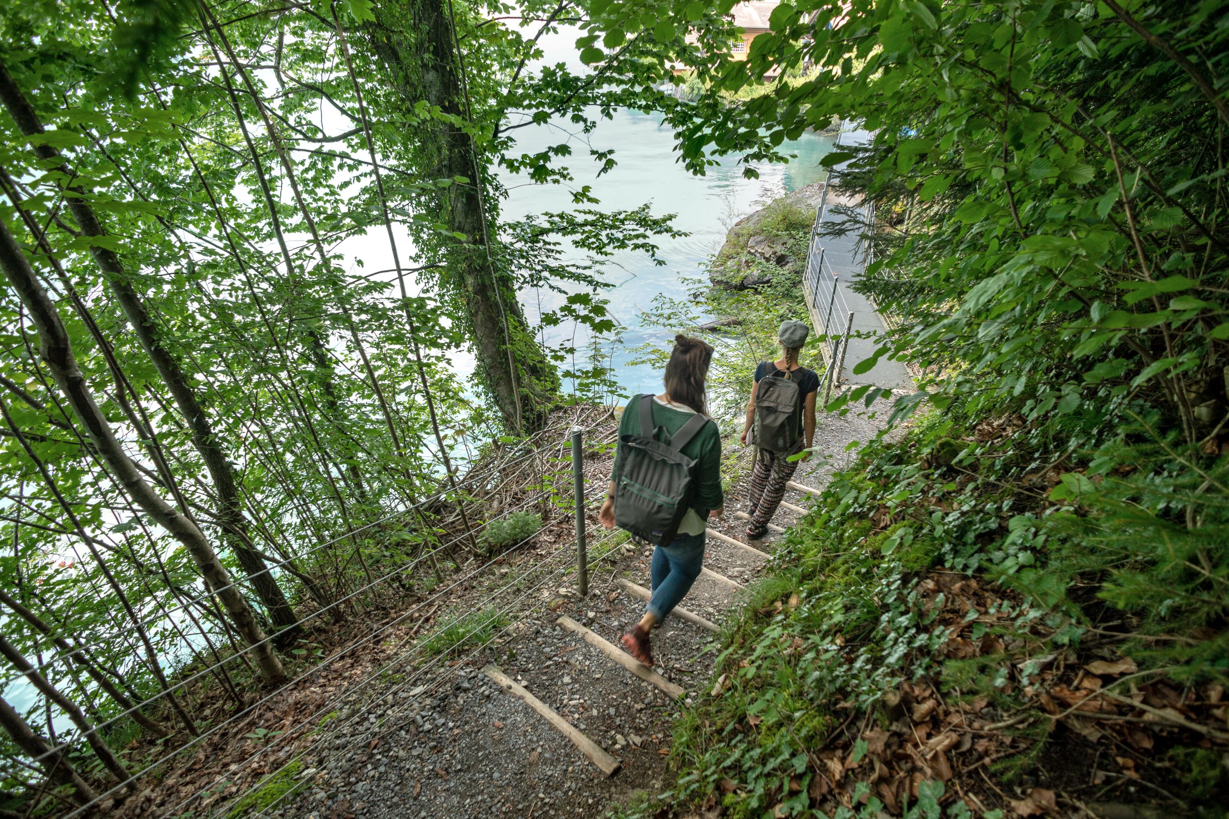 Iseltwald, Dorf - Sengg, Uferweg (Beispiel See- und Flussufer-Projekt Tiefbauamt Kanton Bern), Bild: B. Devènes, 2021