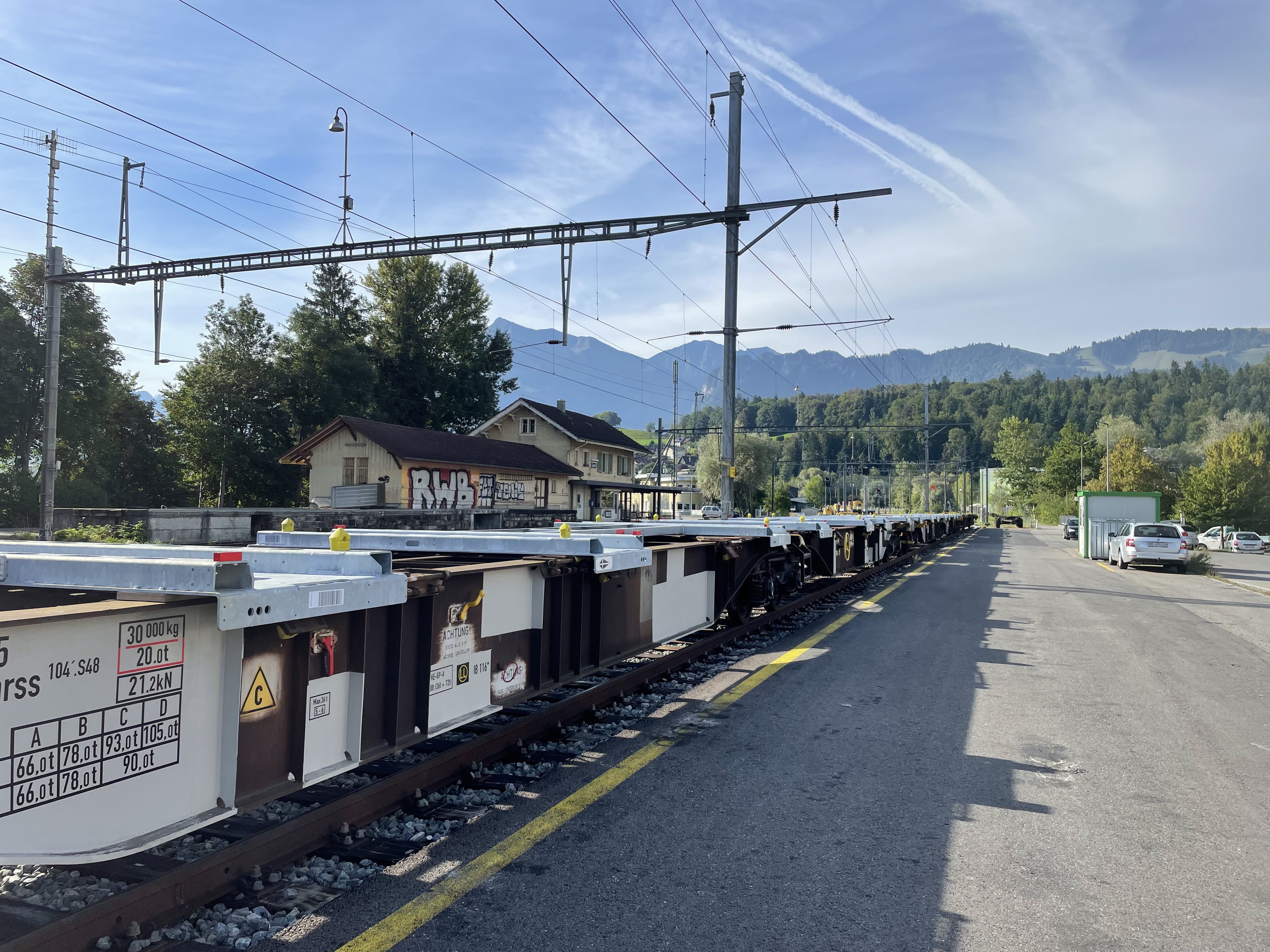 Leerer Güterzug beim Freiverlad Gwatt