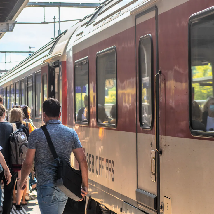 Perron mit SBB Zug und Personen