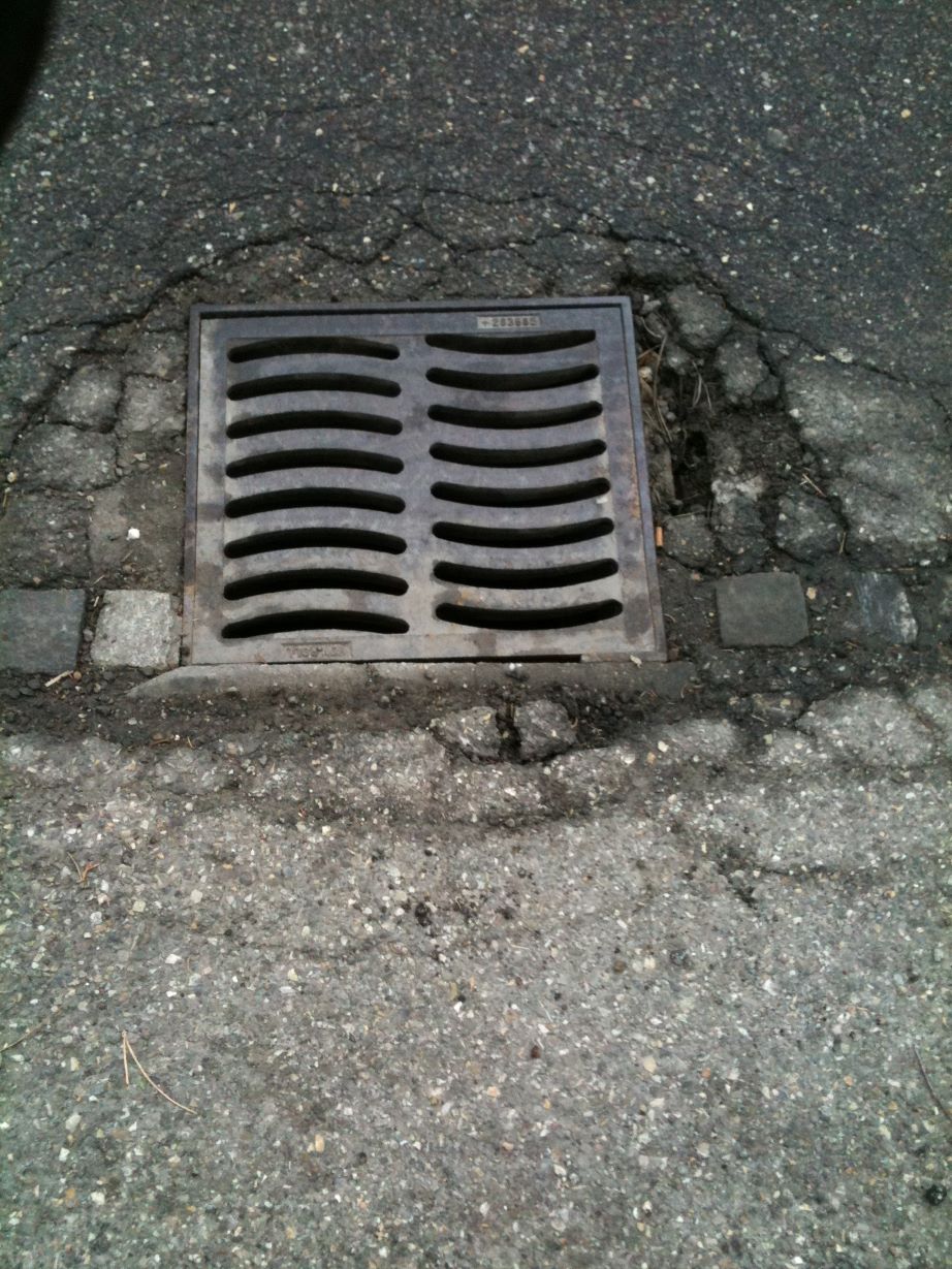 Ausgebrochene Beläge rund um Einlaufschächte verhindern einen geordneten Wasserabfluss.