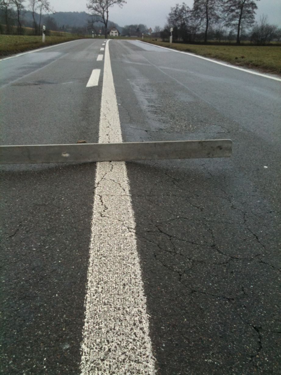 Spurrinnen in der Belagsoberfläche: Die Deformierungen entstehen durch die schweren Verkehrslasten.