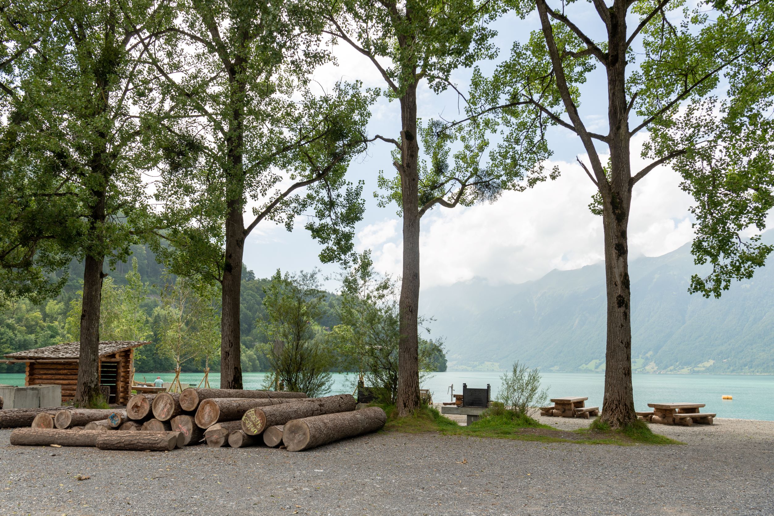 Brienz, Brunnenplatz, Freifläche (Beispiel See- und Flussufer-Projekt Tiefbauamt Kanton Bern), Bild: B. Devènes, 2021