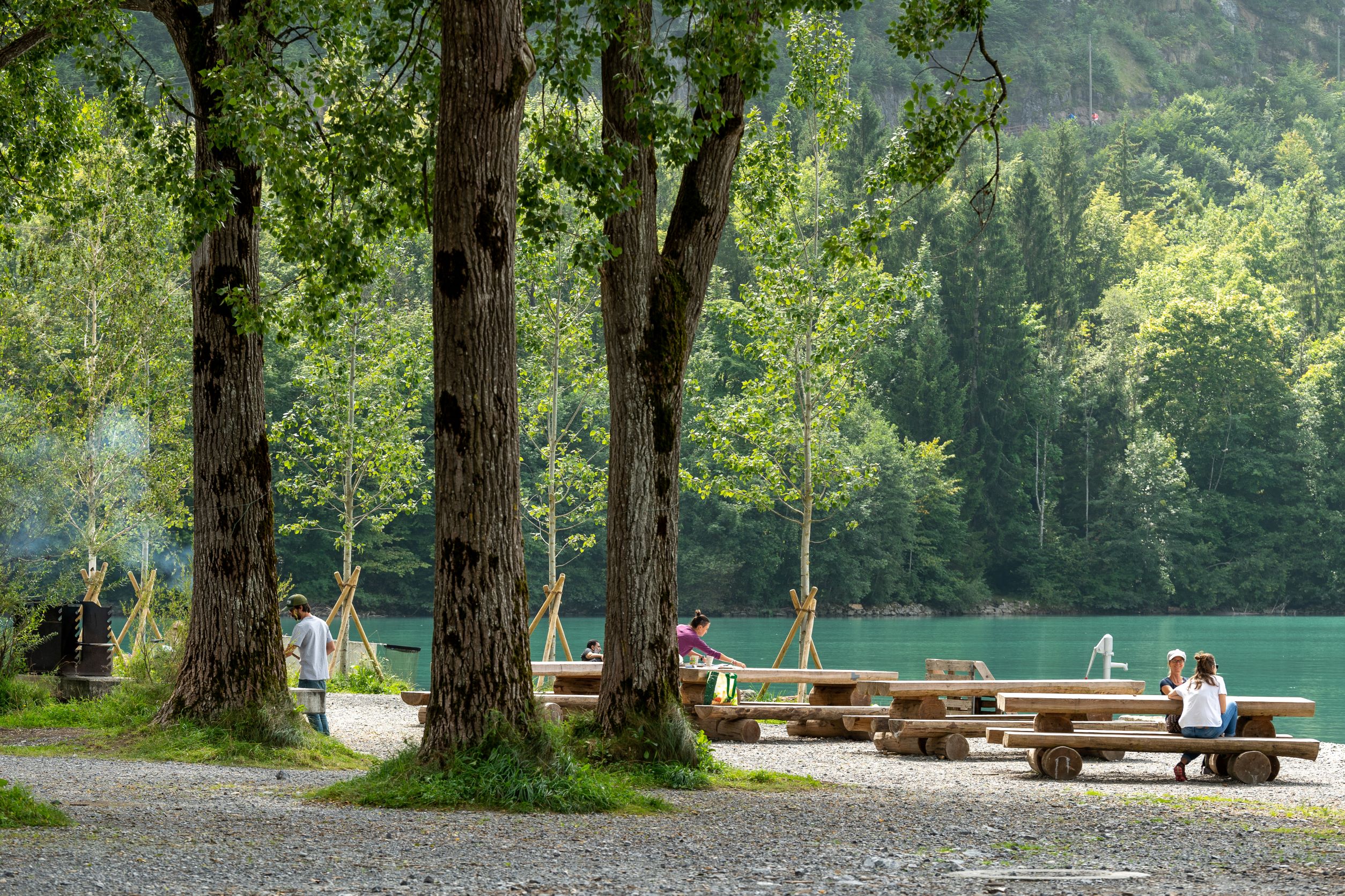 Brienz, Brunnenplatz, Freifläche (Beispiel See- und Flussufer-Projekt Tiefbauamt Kanton Bern), Bild: B. Devènes, 2021