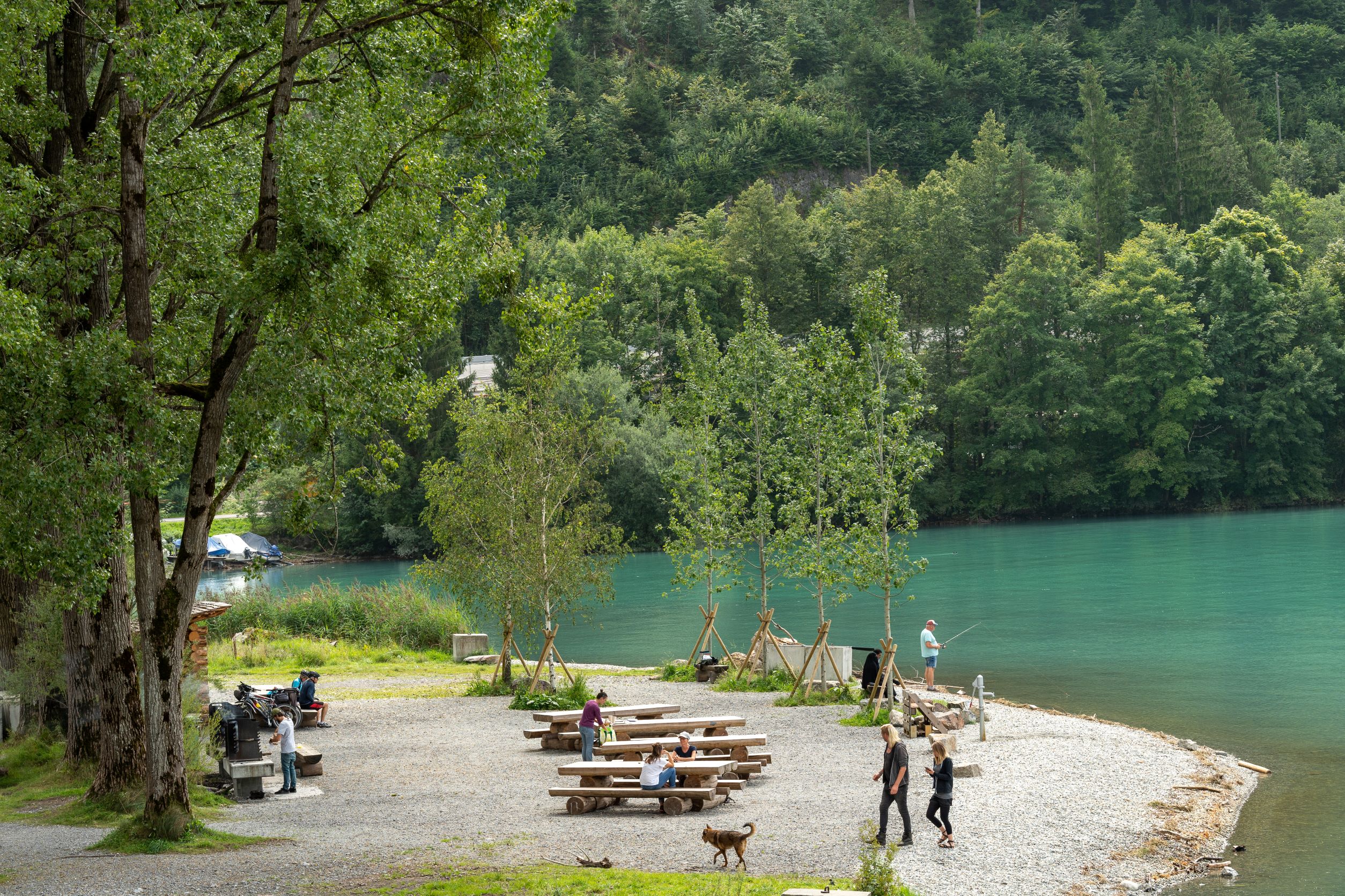 Brienz, Brunnenplatz, Freifläche (Beispiel See- und Flussufer-Projekt Tiefbauamt Kanton Bern), Bild: B. Devènes, 2021