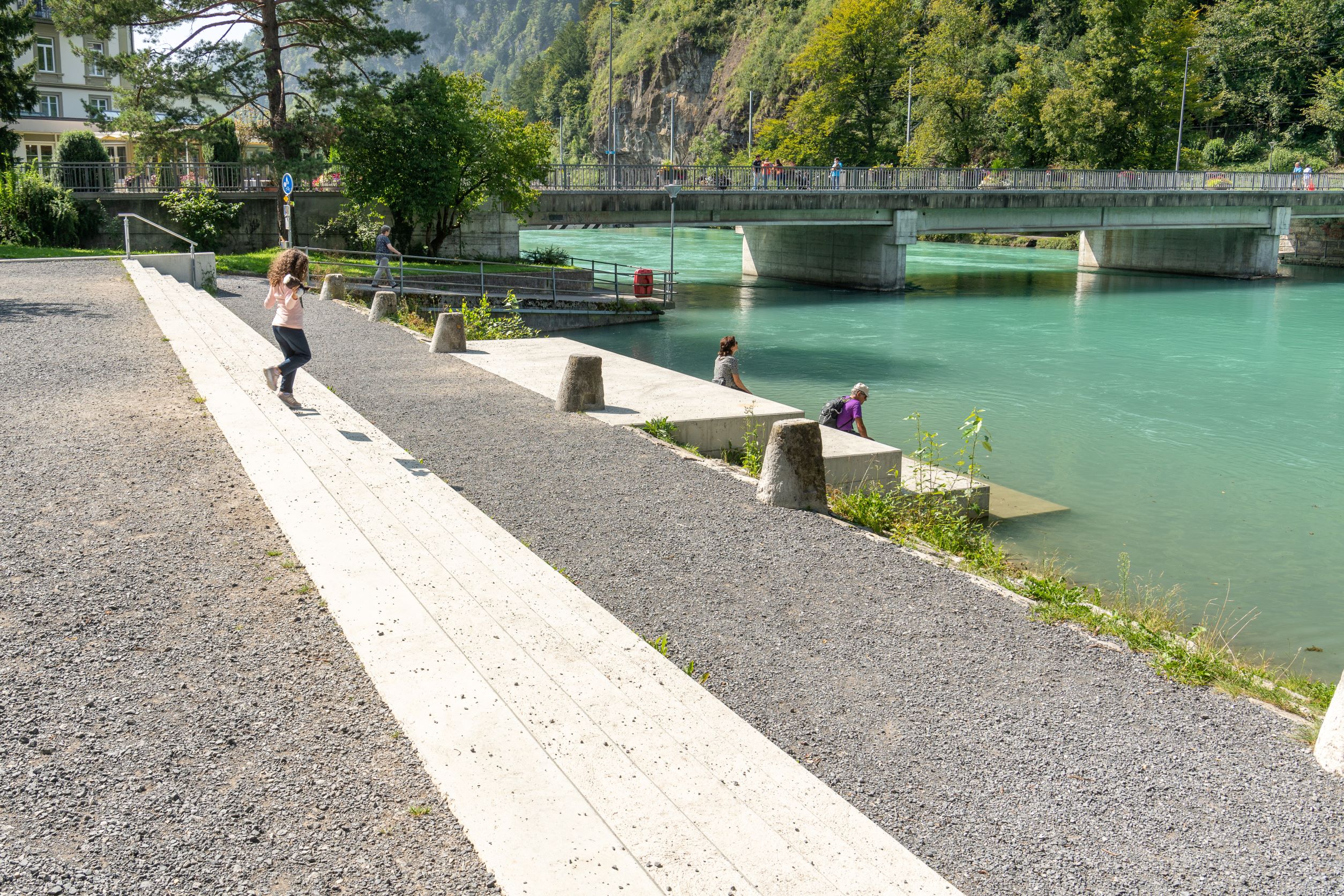 Interlaken, Englischer Garten, Uferweg (Beispiel See- und Flussufer-Projekt Tiefbauamt Kanton Bern), Bild: B. Devènes, 2021