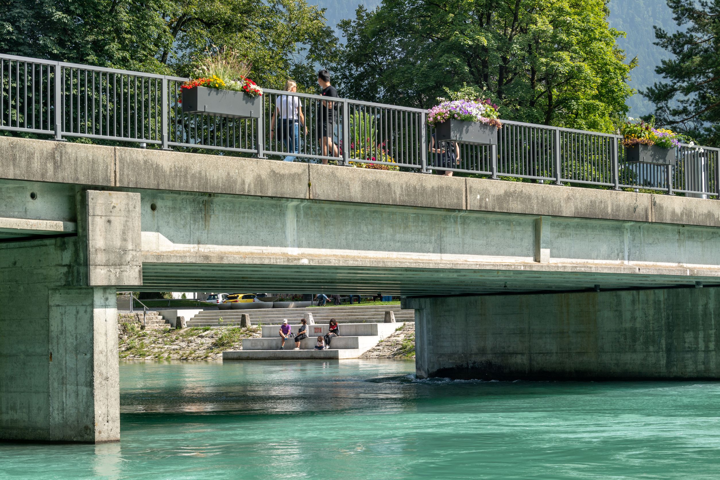 Interlaken, Englischer Garten, Uferweg (Beispiel See- und Flussufer-Projekt Tiefbauamt Kanton Bern), Bild: B. Devènes, 2021