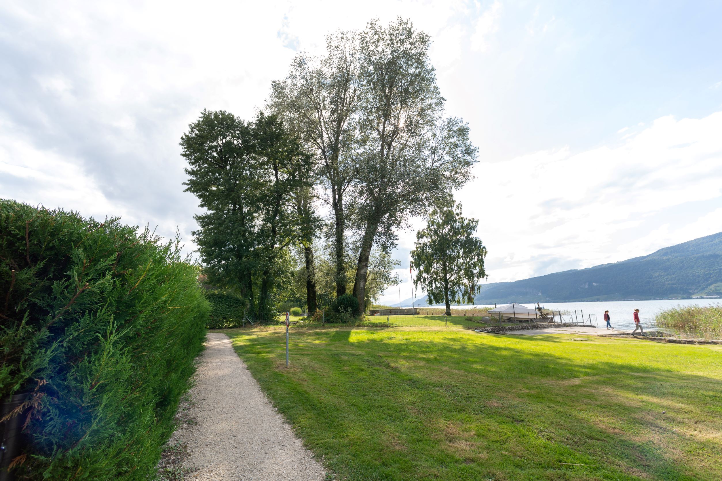 Sutz, Solermattweg-Schlössliweg, Uferweg (Beispiel See- und Flussufer-Projekt Tiefbauamt Kanton Bern), Bild: B. Devènes, 2021Mühleberg, Rewag, Freifläche (Beispiel See- und Flussufer-Projekt Tiefbauamt Kanton Bern), Bild: B. Devènes, 2021