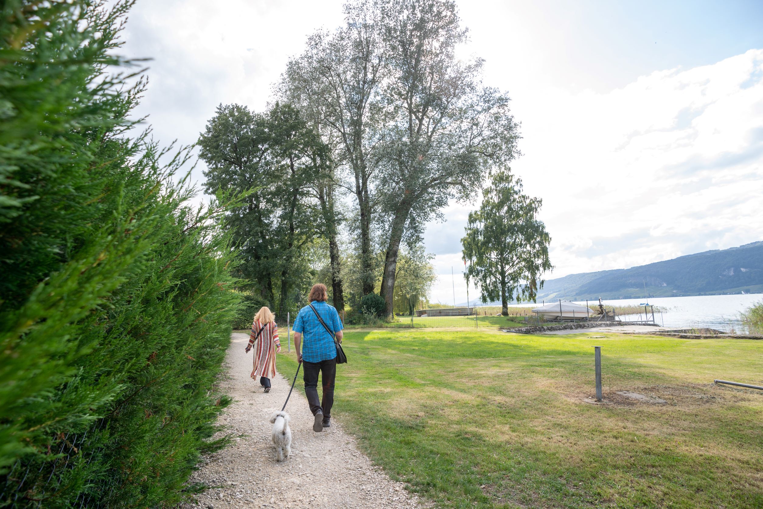 Sutz, Solermattweg-Schlössliweg, Uferweg (Beispiel See- und Flussufer-Projekt Tiefbauamt Kanton Bern), Bild: B. Devènes, 2021Mühleberg, Rewag, Freifläche (Beispiel See- und Flussufer-Projekt Tiefbauamt Kanton Bern), Bild: B. Devènes, 2021