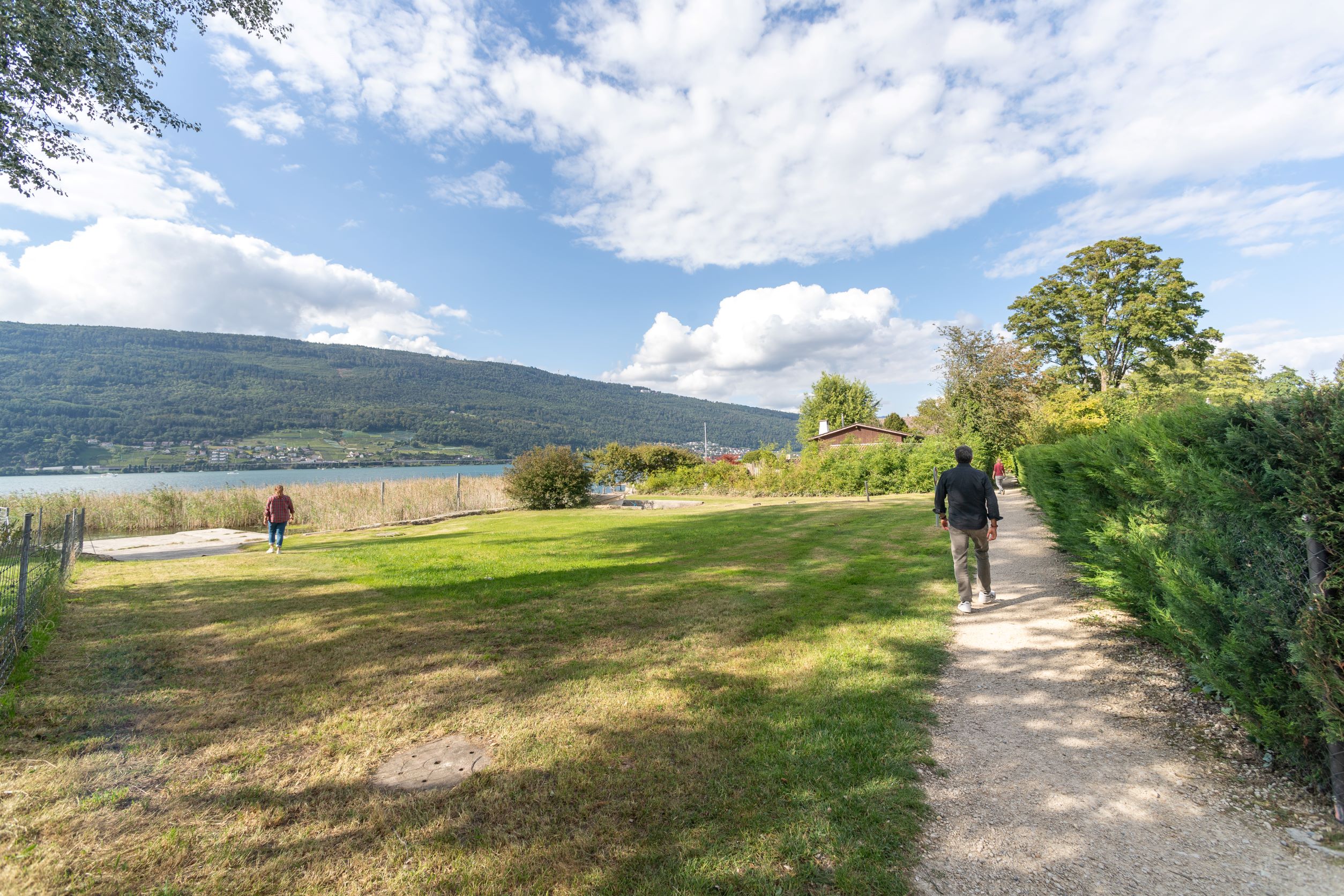 Sutz, Solermattweg-Schlössliweg, Uferweg (Beispiel See- und Flussufer-Projekt Tiefbauamt Kanton Bern), Bild: B. Devènes, 2021Mühleberg, Rewag, Freifläche (Beispiel See- und Flussufer-Projekt Tiefbauamt Kanton Bern), Bild: B. Devènes, 2021