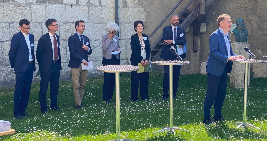 De droite à gauche : Christoph Neuhaus, conseiller d’État (canton BE) ; Laurent Favre, conseiller d’État (canton NE) ; Sandra Kolly, conseillère d’État (canton SO) ; Katrin Schneeberger, directrice de l’Office fédéral de l’environnement OFEV ; Vassilis Venizelos, conseiller d’État (canton VD) ; Martin Leu, secré-taire général de la Direction du développement territorial, des infrastructures, de la mobilité et de l’environnement (canton FR) ; Maurus Büsser, secrétaire général du département des travaux publics, des transports et de l’environnement (canton d’Argovie) (photo : Bernhard Schudel, OED)