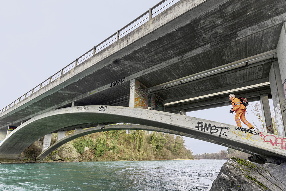 05.02.2021 - Jaberg, Jabergbrücke mit SimonStucki, Projektleiter Kunstbauten, Tiebauamt des Kantons Bern. © Béatrice Devènes